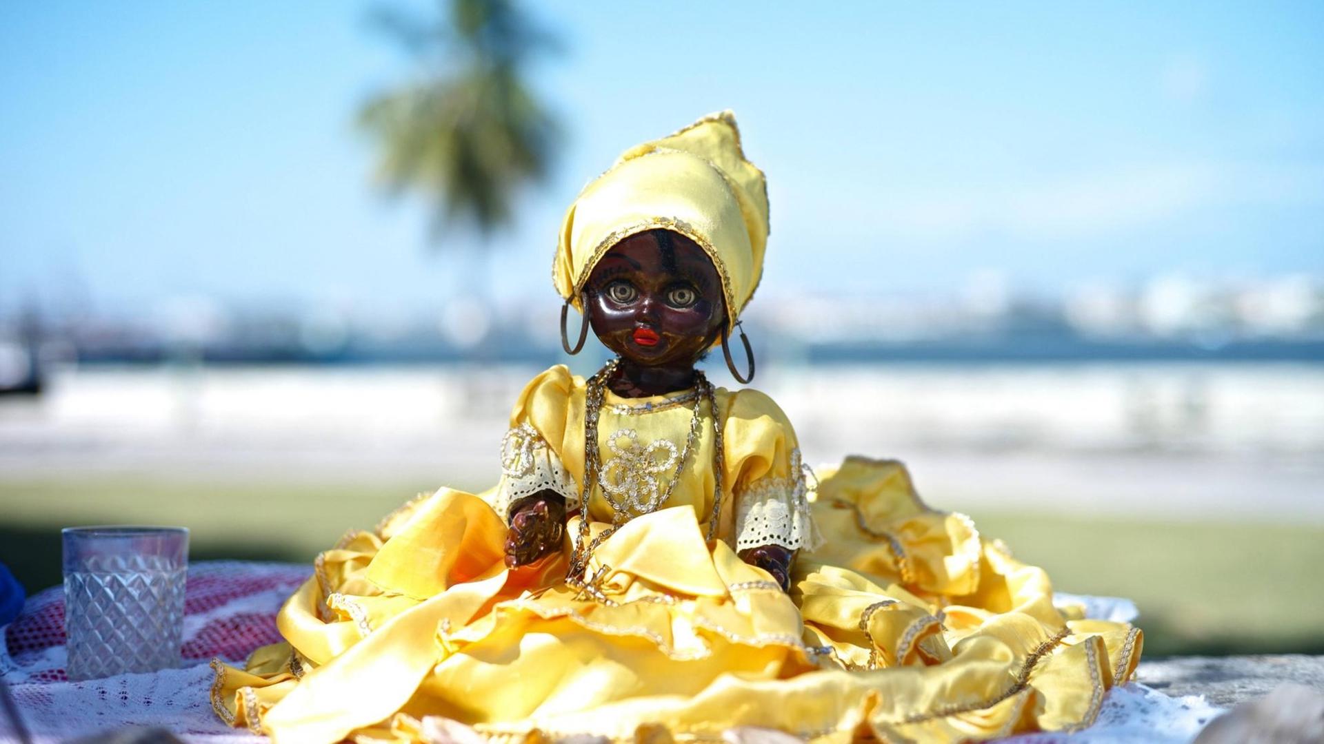 Eine Santería-Puppe in Havanna: Gelb ist die Farbe der Göttin Ochún, die in der afro-kubanischen Religion der Jungfrau Maria in Form der Barmherzigen Jungfrau von Cobre, der Schutzpatronin Kubas, entspricht.