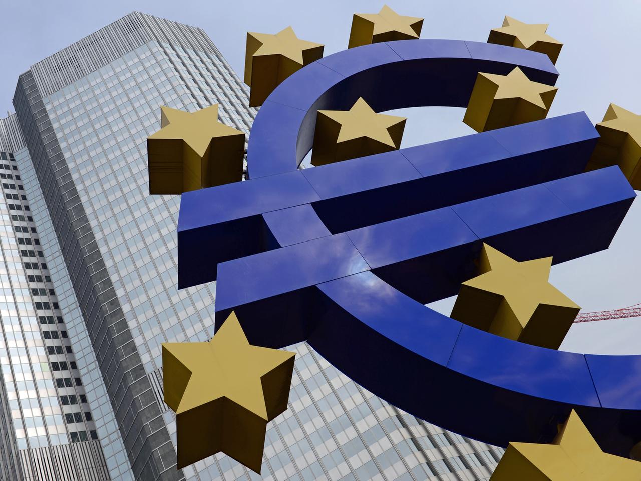 Euro-Skulptur vor der Zentrale der Europäischen Zentralbank (EZB) in Frankfurt am Main. Euro-Skulptur vor der Zentrale der Europäischen Zentralbank (EZB) in Frankfurt am Main.