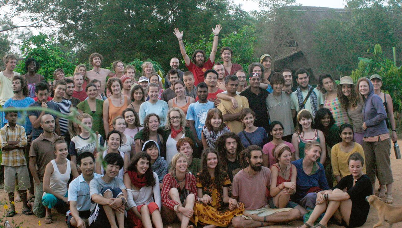 In der Gemeinde Auroville im Südosten Indiens suchen Menschen aus aller Welt nach neuen Wegen, wie wir den Problemen der Zukunft begegnen können. In der Gemeinde Auroville im Südosten Indiens suchen Menschen aus aller Welt nach neuen Wegen, wie wir den Problemen der Zukunft begegnen können.
