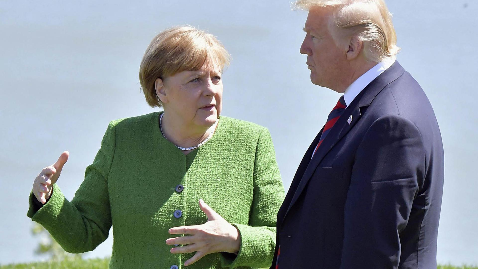 Kanzlerin Angela Merkel (l.) spricht mit US-Präsident Donald Trump auf dem G7-Gipfel im Juni 2018 in Kanada