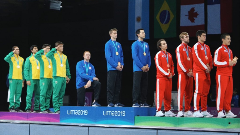 Siegerehrungim Mannschaftswettbewerb der Florettfechter bei den Pan am Games in Lima. US-Goldmedaillengewinner Imboden kniet während der Hymne. Siegerehrungim Mannschaftswettbewerb der Florettfechter bei den Pan am Games in Lima. US-Goldmedaillengewinner Imboden kniet während der Hymne.