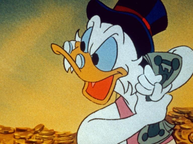 Porträt Dagobert Duck in seinem Geldspeicher.