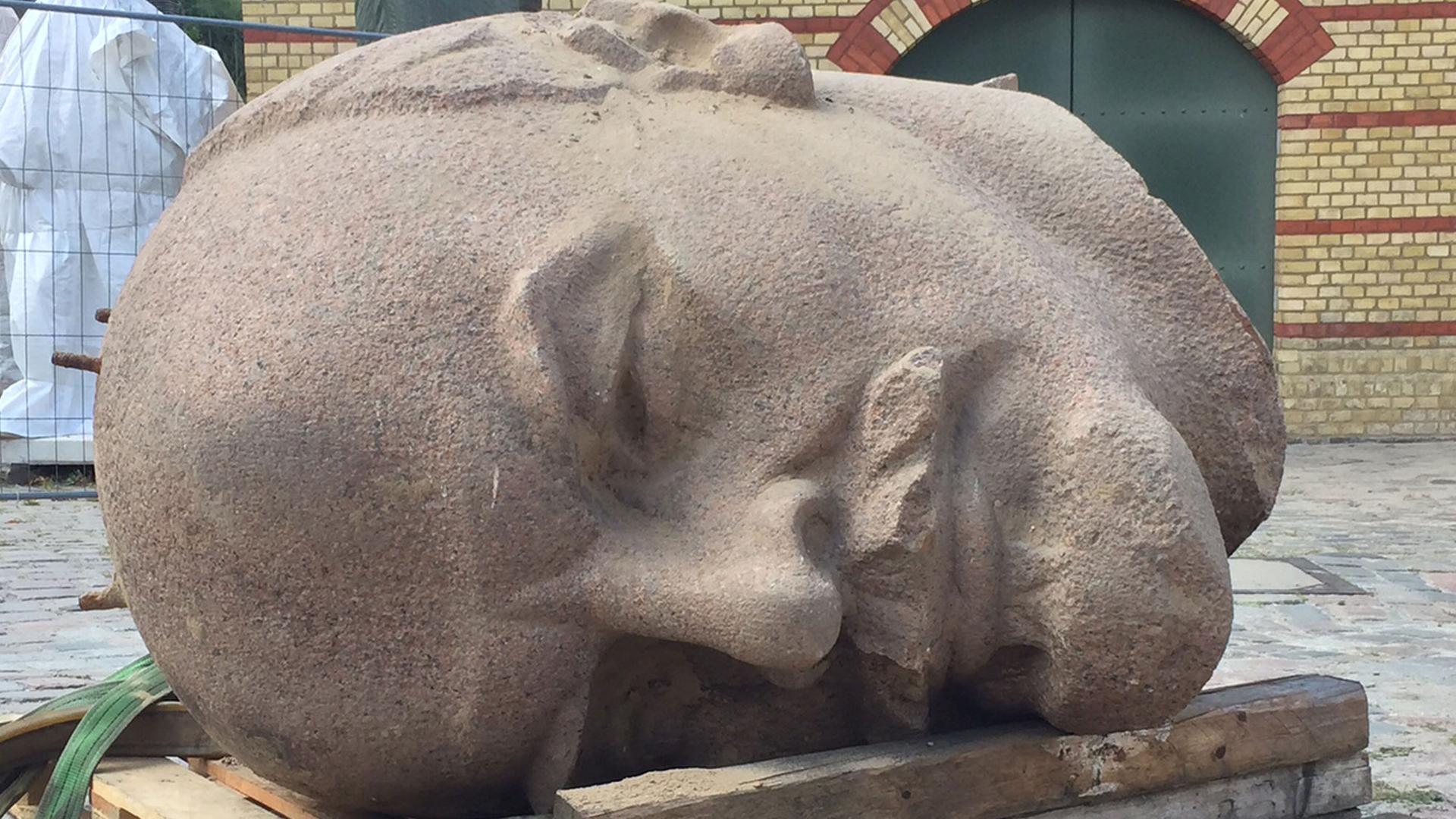 Der Lenin-Kopf - aus rotem ukrainischem Marmorgranit, 1 Meter 70 groß, knapp vier Tonnen schwer, lag 23 Jahre lang zusammen mit den restlichen 110 Granitblöcken vergraben in einer Berliner Kiesgrube. Der Lenin-Kopf - aus rotem ukrainischem Marmorgranit, 1 Meter 70 groß, knapp vier Tonnen schwer, lag 23 Jahre lang zusammen mit den restlichen 110 Granitblöcken vergraben in einer Berliner Kiesgrube.