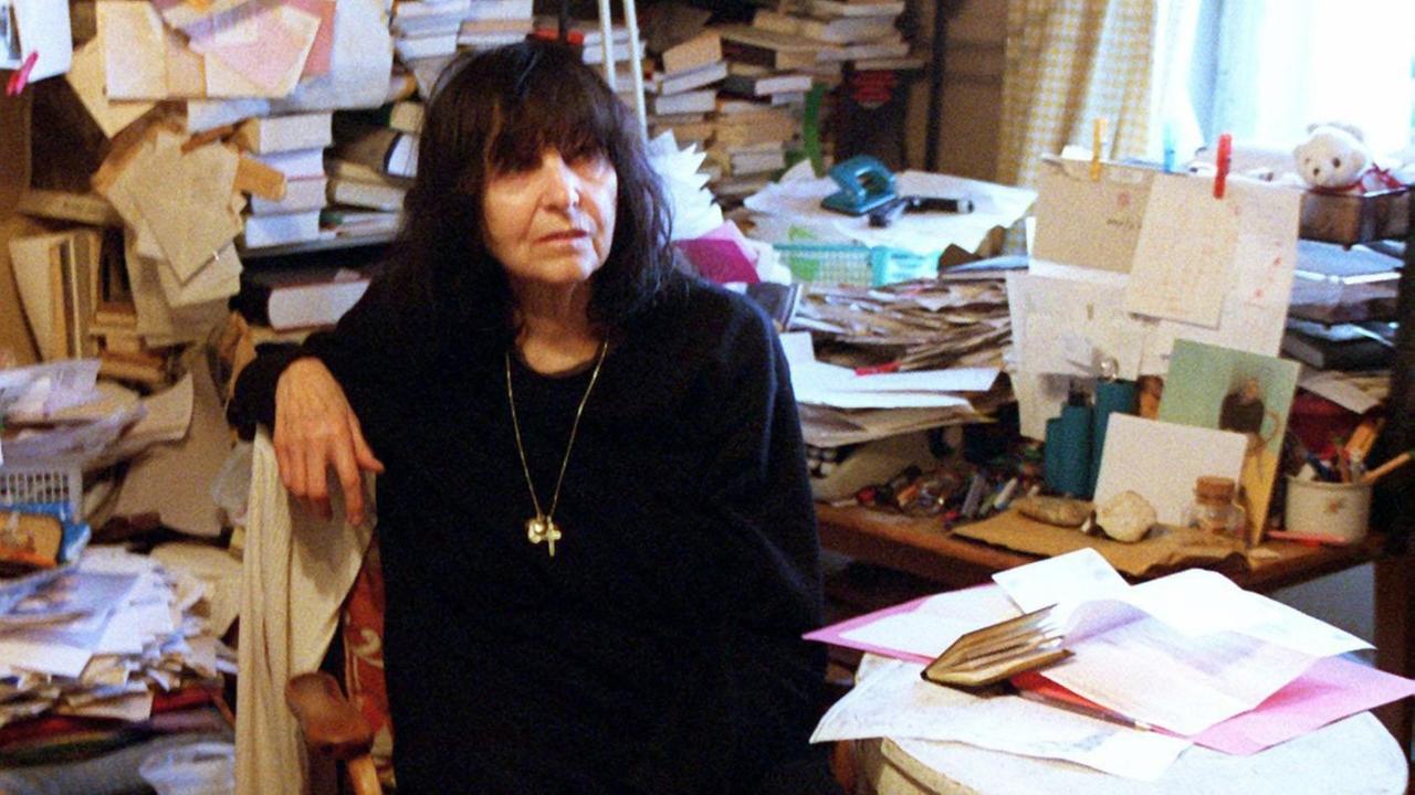 Die österreichische Schriftstellerin vor einer Bücherwand Friederike Mayröcker am 9. Dezember 1999. Die österreichische Schriftstellerin vor einer Bücherwand Friederike Mayröcker am 9. Dezember 1999.