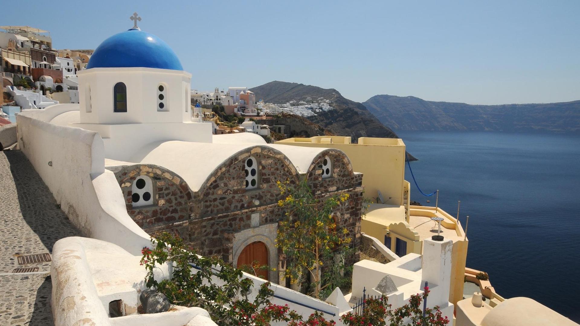 Blick auf die Agios-Kirche in Fira auf Santorin. Blick auf die Agios-Kirche in Fira auf Santorin.