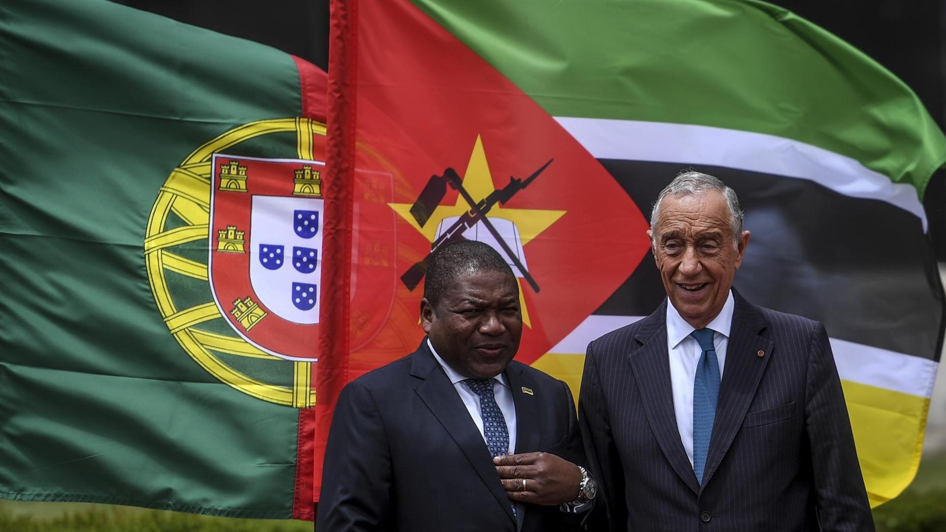 Portugals Staatspräsiden Marcelo Rebelo de Sousa (r) begrüßt den mosambikanischen Präsidenten Filipe Nyusi während seines Besuchs in Portugal am 2. Juli 2019 Portugals Staatspräsiden Marcelo Rebelo de Sousa (r) begrüßt den mosambikanischen Präsidenten Filipe Nyusi während seines Besuchs in Portugal am 2. Juli 2019