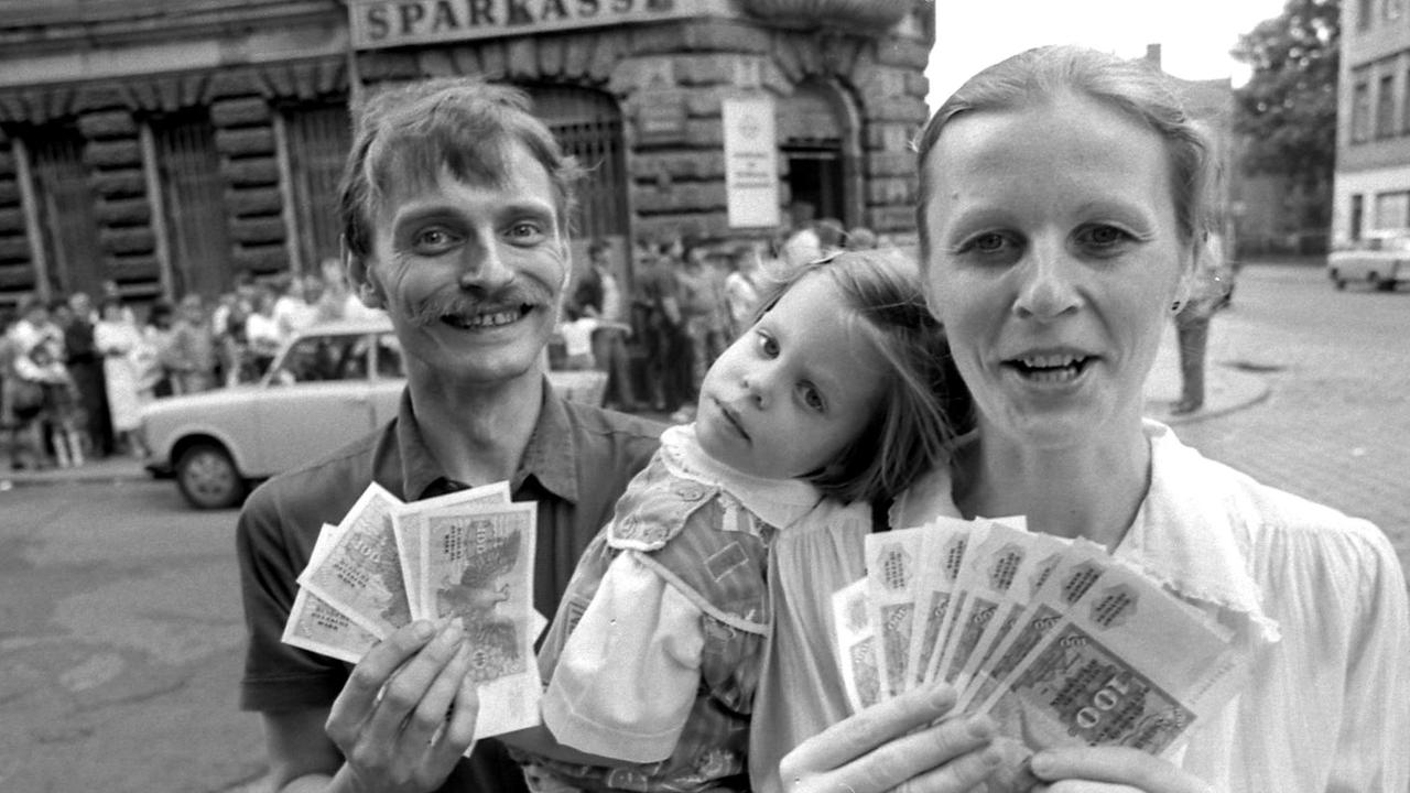 Eine Dresdner Familie tauschte am 01.07.1990 in einer Sparkasse in Dresden Ostmark gegen D-Mark. Am 01. Juli 1990 trat die Währungsunion zwischen der Bundesrepublik Deutschland und der DDR in Kraft. 