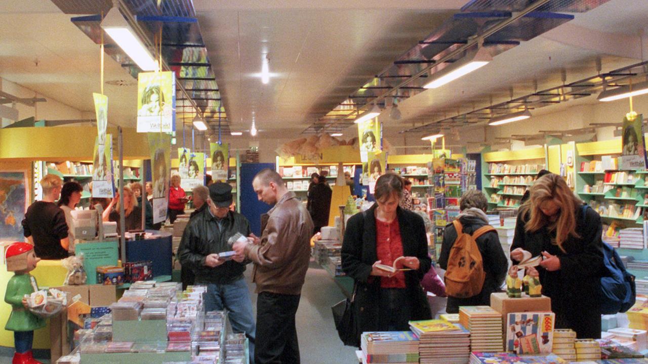 Berlin: Buchhandlung des Weltbild Verlages in den Schönhauser Allee Arkaden, die im März 1999 direkt am S- und U-Bahnhof Schönhauser Allee im Bezirk Prenzlauer Berg ihre Pforten öffneten.