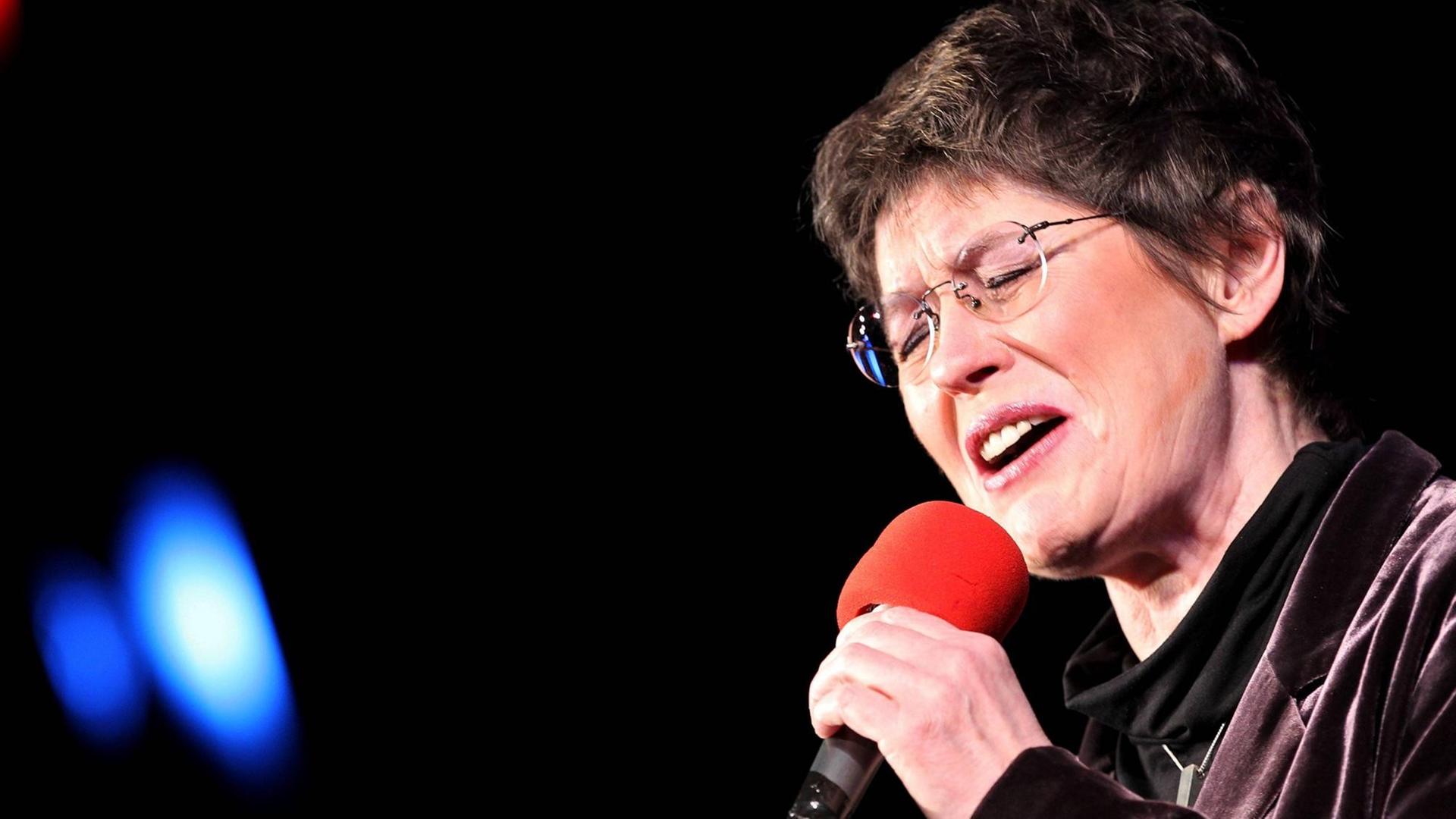 Jazz-Sängerin Uschi Brüning während eines Auftrittes mit Manfred Krug 2011 in Erfurt. Jazz-Sängerin Uschi Brüning während eines Auftrittes mit Manfred Krug 2011 in Erfurt.