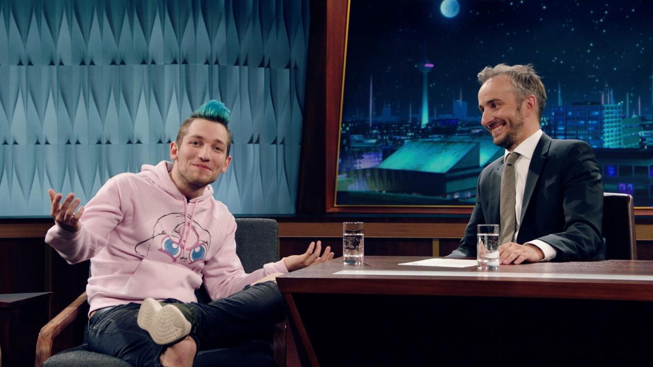"NEO MAGAZIN ROYALE mit Jan Böhmermann - Sendung vom 13.06.19": Der Youtuber Rezo und Jan Böhmermann sitzen am Schreibtisch auf der Bühne im Fernsehstudio während der Sendung. "NEO MAGAZIN ROYALE mit Jan Böhmermann - Sendung vom 13.06.19": Der Youtuber Rezo und Jan Böhmermann sitzen am Schreibtisch auf der Bühne im Fernsehstudio während der Sendung.