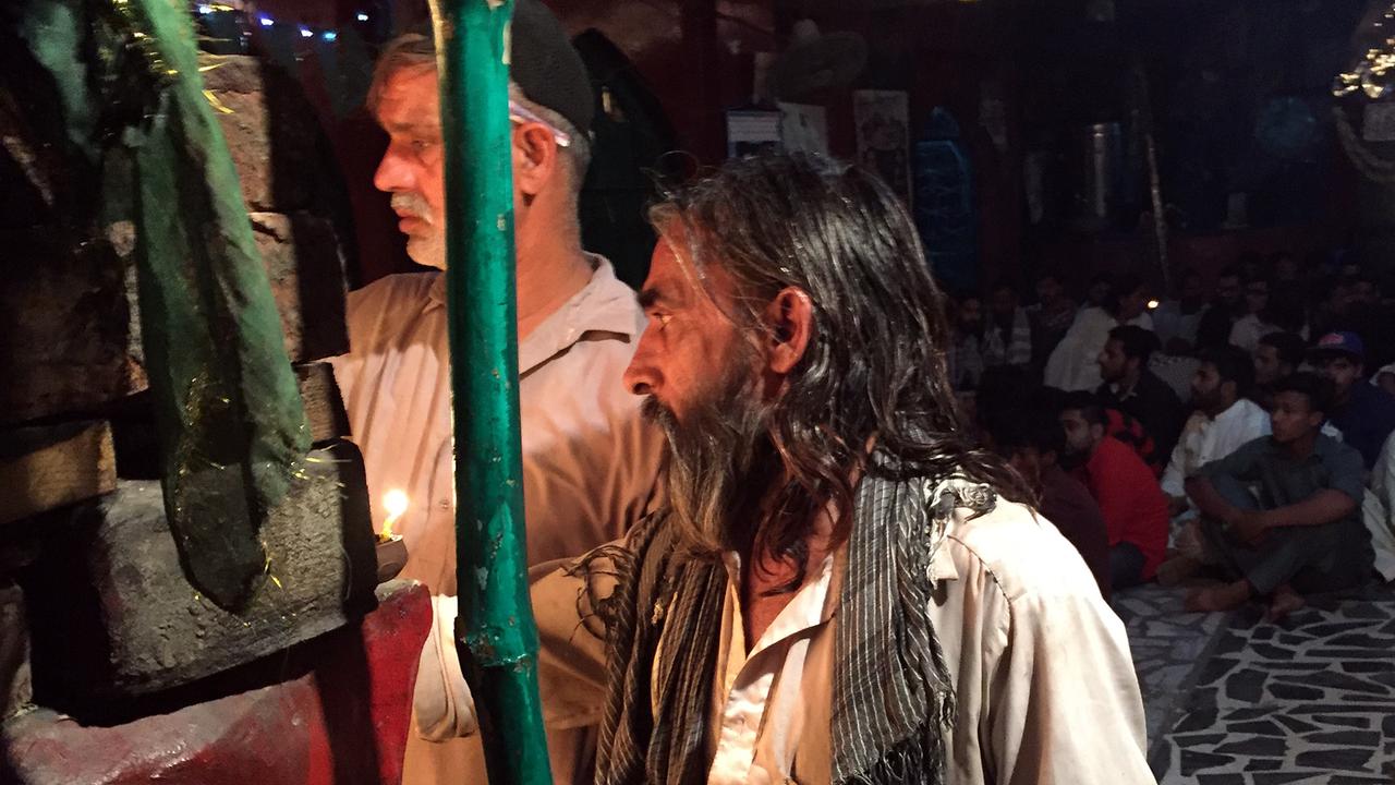 Ein Mann zündet eine Kerze am Shah-Jamal-Schrein an. Viele vor allem junge Leute aus Lahore kommen hierher, um den Trommeln zu lauschen, sich in Trance zu tanzen – oder einfach nur Haschisch zu rauchen. Ein Mann zündet eine Kerze am Shah-Jamal-Schrein an. Viele vor allem junge Leute aus Lahore kommen hierher, um den Trommeln zu lauschen, sich in Trance zu tanzen – oder einfach nur Haschisch zu rauchen.