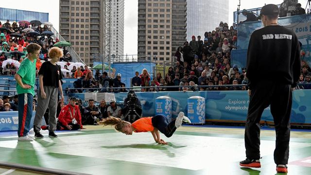 11.10.2018, Argentinien, Buenos Aires: Semi-Finale von Breakdance bei den Olympischen Jugendspielen. Breakdance, der artistische Tanzstil aus der Hip-Hop-Szene, ist bei Olympia angekommen. Foto: Fabian Ramella/dpa | Verwendung weltweit