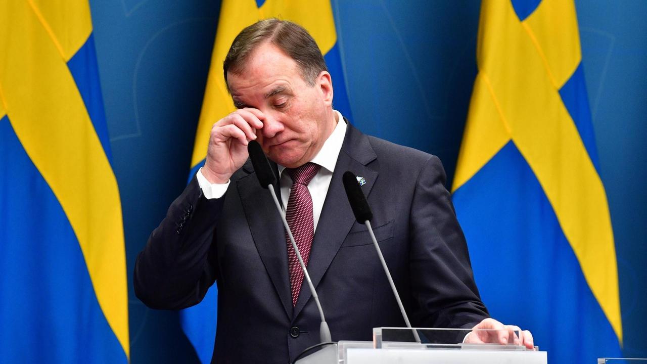 Premierminister Stefan Löfven steht vor einer schwedischen Flagge am Rednerpult. Premierminister Stefan Löfven steht vor einer schwedischen Flagge am Rednerpult.