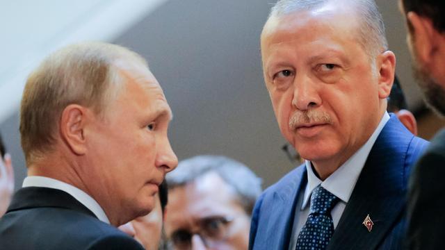 Bei ihrem Treffen am 17.9.2018 in Sotschi einigen sich Russlands Präsident Wladimir Putin und der türkische Staatschef Recep Tayyip Erdogan auf ein Aussetzen der Militäroffensive auf die syrische Provinz Idlib