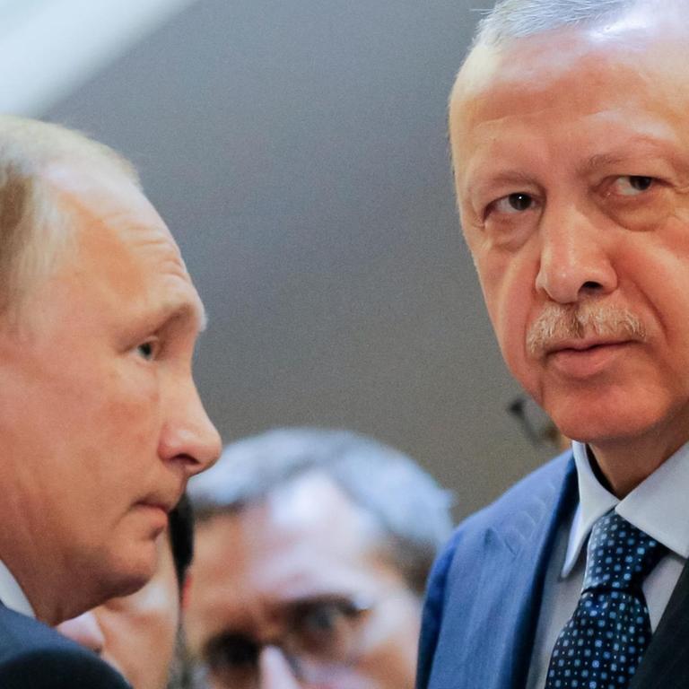 Bei ihrem Treffen am 17.9.2018 in Sotschi einigen sich Russlands Präsident Wladimir Putin und der türkische Staatschef Recep Tayyip Erdogan auf ein Aussetzen der Militäroffensive auf die syrische Provinz Idlib
