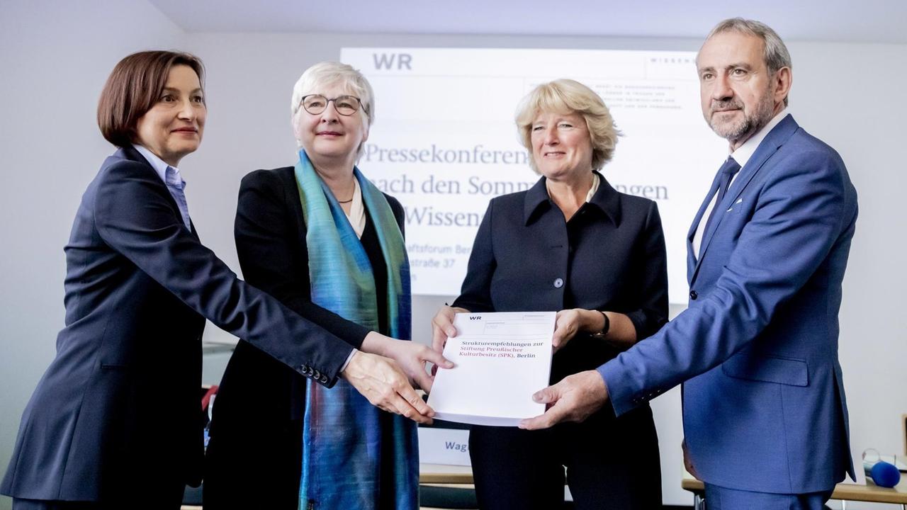 (V.l.) Marina Münkler, Vorsitzende der Arbeitsgruppe zur Zukunft der Stiftung Preußischer Kulturbesitz und Dorothea Wagner, Vorsitzende des Wissenschaftsrats, übergeben Kulturstaatsministerin Monika Grütters, und Hermann Parzinger, Präsident der Stiftung Preußischer Kulturbesitz, die Strukturempfehlungen zur Stiftung Preußischer Kulturbesitz. (V.l.) Marina Münkler, Vorsitzende der Arbeitsgruppe zur Zukunft der Stiftung Preußischer Kulturbesitz und Dorothea Wagner, Vorsitzende des Wissenschaftsrats, übergeben Kulturstaatsministerin Monika Grütters, und Hermann Parzinger, Präsident der Stiftung Preußischer Kulturbesitz, die Strukturempfehlungen zur Stiftung Preußischer Kulturbesitz.