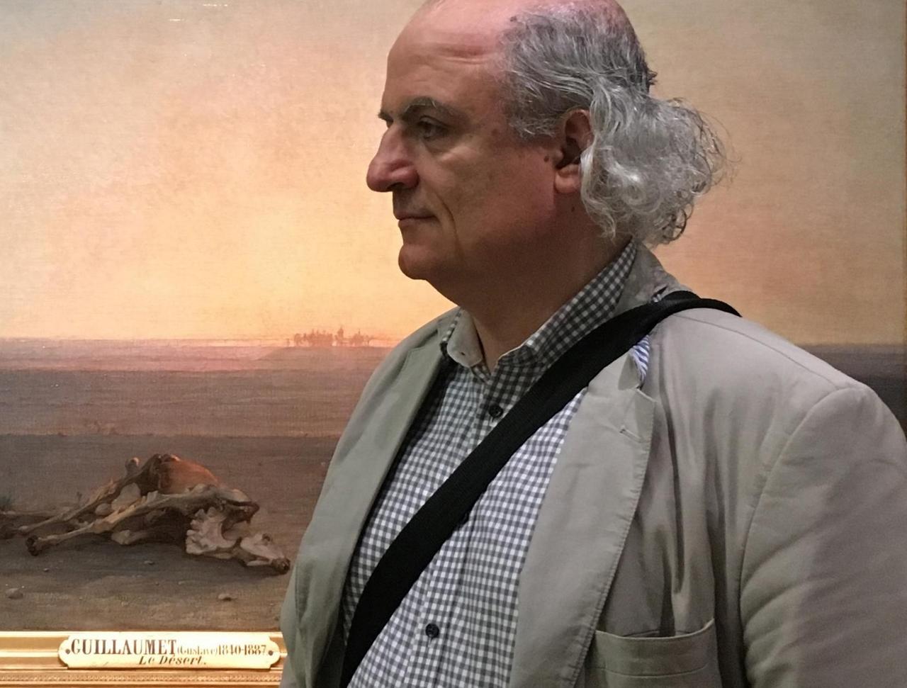 Nasser Rabbat vor dem Bild "Le desert" von Guillaumet im Musée d'Orsay.