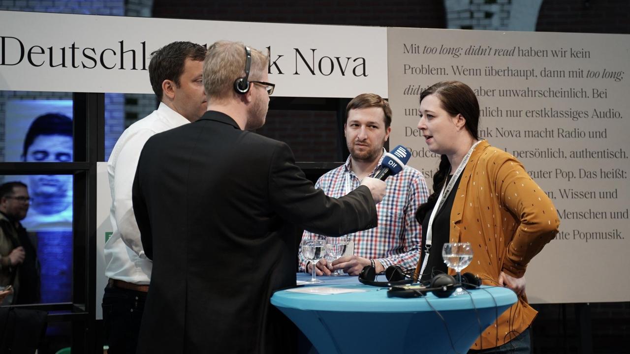 Journalistin Karolin Schwarz (r.) auf der re:publica 2019 im Gespräch mit Deutschlandfunk-Moderator Stefan Fries (2.v.l.). Neben ihnen stehen der SPD-Generalsekretär Lars Klingbeil (l.) und der Social-Media-Analyst Luca Hammer (2.v.r.). Journalistin Karolin Schwarz (r.) auf der re:publica 2019 im Gespräch mit Deutschlandfunk-Moderator Stefan Fries (2.v.l.). Neben ihnen stehen der SPD-Generalsekretär Lars Klingbeil (l.) und der Social-Media-Analyst Luca Hammer (2.v.r.).