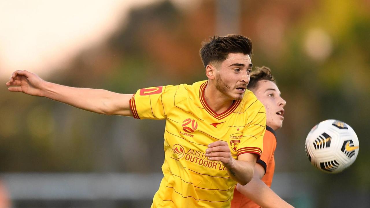 Joshua Cavallo von Adelaide United und Kai Trewin von den Roars kämpfen um den Ball während des A-League-Ausscheidungsfinales zwischen Brisbane Roar und Adelaide United FC im Moreton Daily Stadium in Brisbane, Sonntag, 13. Juni 2021. Joshua Cavallo von Adelaide United und Kai Trewin von den Roars kämpfen um den Ball während des A-League-Ausscheidungsfinales zwischen Brisbane Roar und Adelaide United FC im Moreton Daily Stadium in Brisbane, Sonntag, 13. Juni 2021.