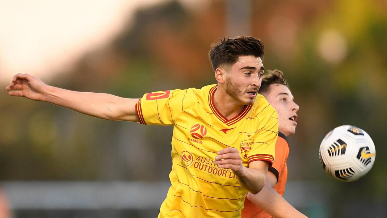 Joshua Cavallo von Adelaide United und Kai Trewin von den Roars kämpfen um den Ball während des A-League-Ausscheidungsfinales zwischen Brisbane Roar und Adelaide United FC im Moreton Daily Stadium in Brisbane, Sonntag, 13. Juni 2021.