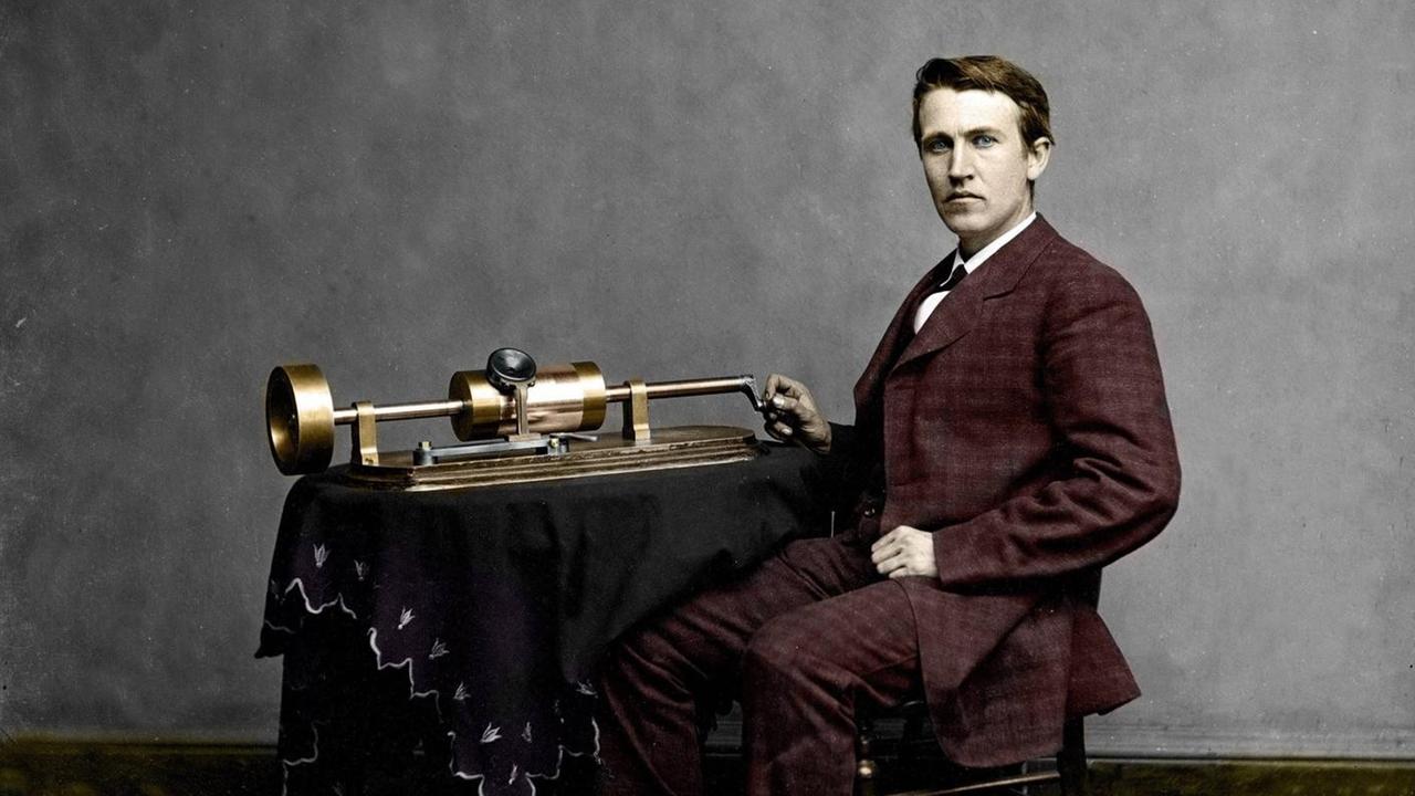 Porträt des amerikanischen Erfinders Thomas Edison und seines frühen Phonographen im Brady-Studio im April 1878. Porträt des amerikanischen Erfinders Thomas Edison und seines frühen Phonographen im Brady-Studio im April 1878.