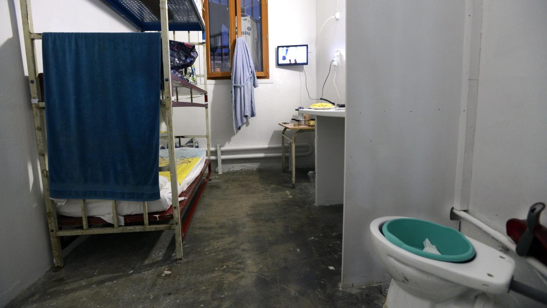Fehlende Privatssphäre und Enge: Frankreichs Seelsorger kritisieren Zustände, wie sie in diesem Gefängnis bei Marseille herrschen Fehlende Privatssphäre und Enge: Frankreichs Seelsorger kritisieren Zustände, wie sie in diesem Gefängnis bei Marseille herrschen