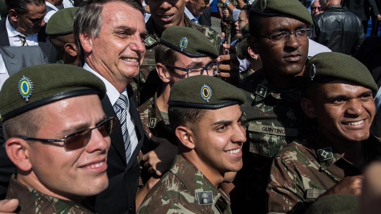 Der künftige Präsident Brasiliens, Jair Bolsonaro, macht während des Wahlkampfs Fotos mit Soldaten in Sao Paulo