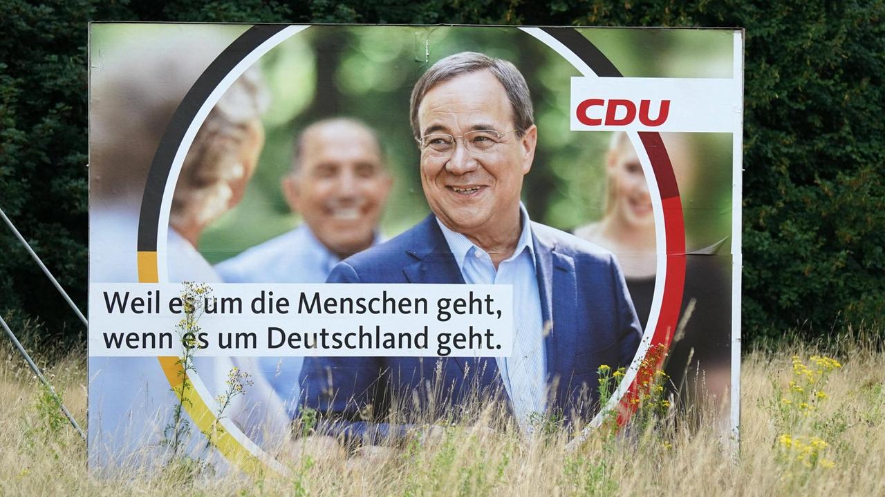 „Weil es um die Menschen geht, wenn es um Deutschland geht“ steht auf dem Wahlplakat der CDU welches außerdem Armin Laschet zeigt „Weil es um die Menschen geht, wenn es um Deutschland geht“ steht auf dem Wahlplakat der CDU welches außerdem Armin Laschet zeigt