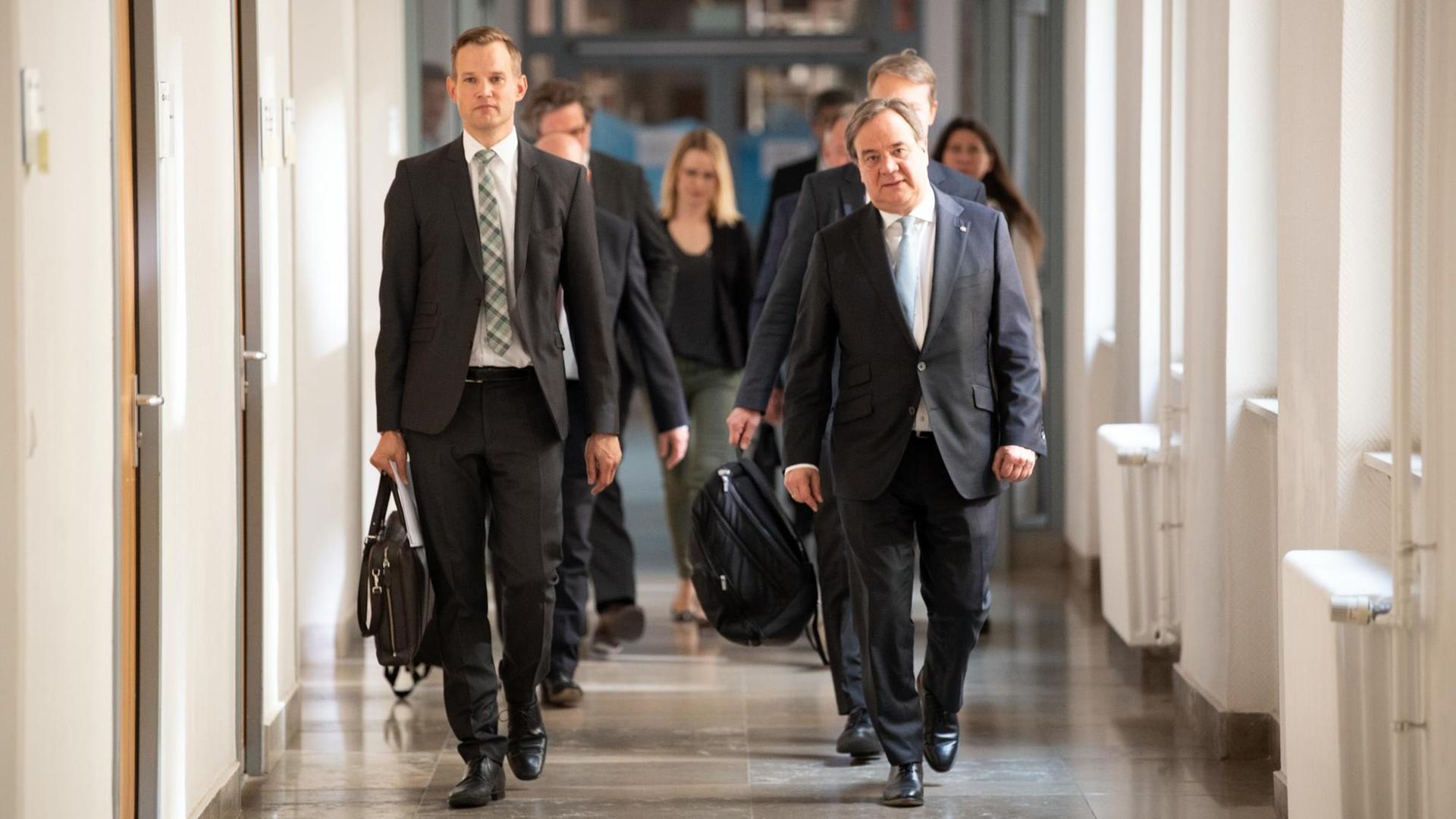 09.04.2020, Nordrhein-Westfalen, Düsseldorf: Armin Laschet (CDU,r) , Ministerpräsident von Nordrhein-Westfalen und Hendrik Streeck (l), Direktor des Institut für Virologie an der Uniklinik in Bonn, kommen zu einer Pressekonferenz der Landesregierung. 09.04.2020, Nordrhein-Westfalen, Düsseldorf: Armin Laschet (CDU,r) , Ministerpräsident von Nordrhein-Westfalen und Hendrik Streeck (l), Direktor des Institut für Virologie an der Uniklinik in Bonn, kommen zu einer Pressekonferenz der Landesregierung.