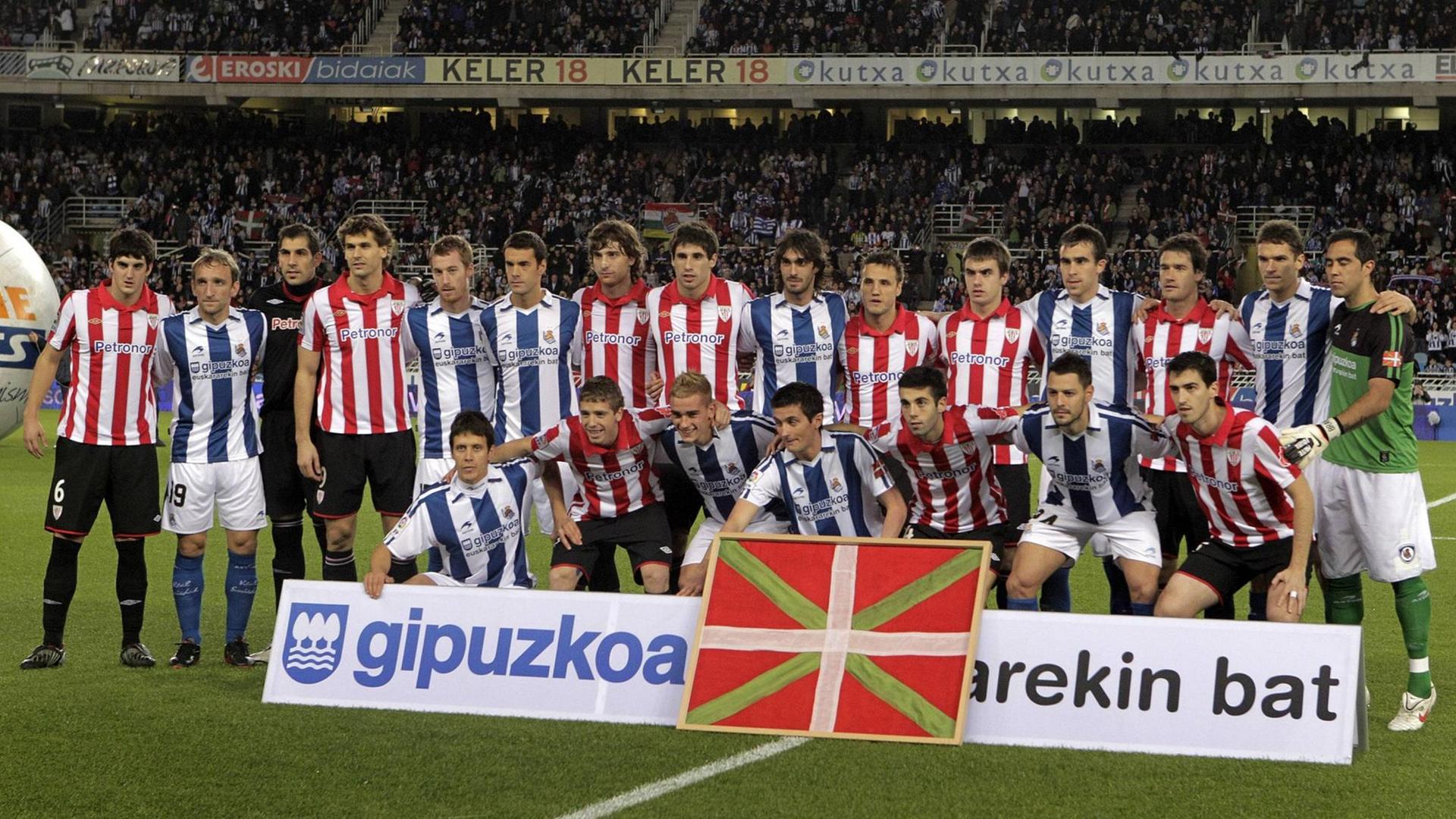 Die Spieler der Mannschaften stehen zu einem durchmischten Mannschaftsfoto zusammen. Die Spieler der Mannschaften stehen zu einem durchmischten Mannschaftsfoto zusammen.