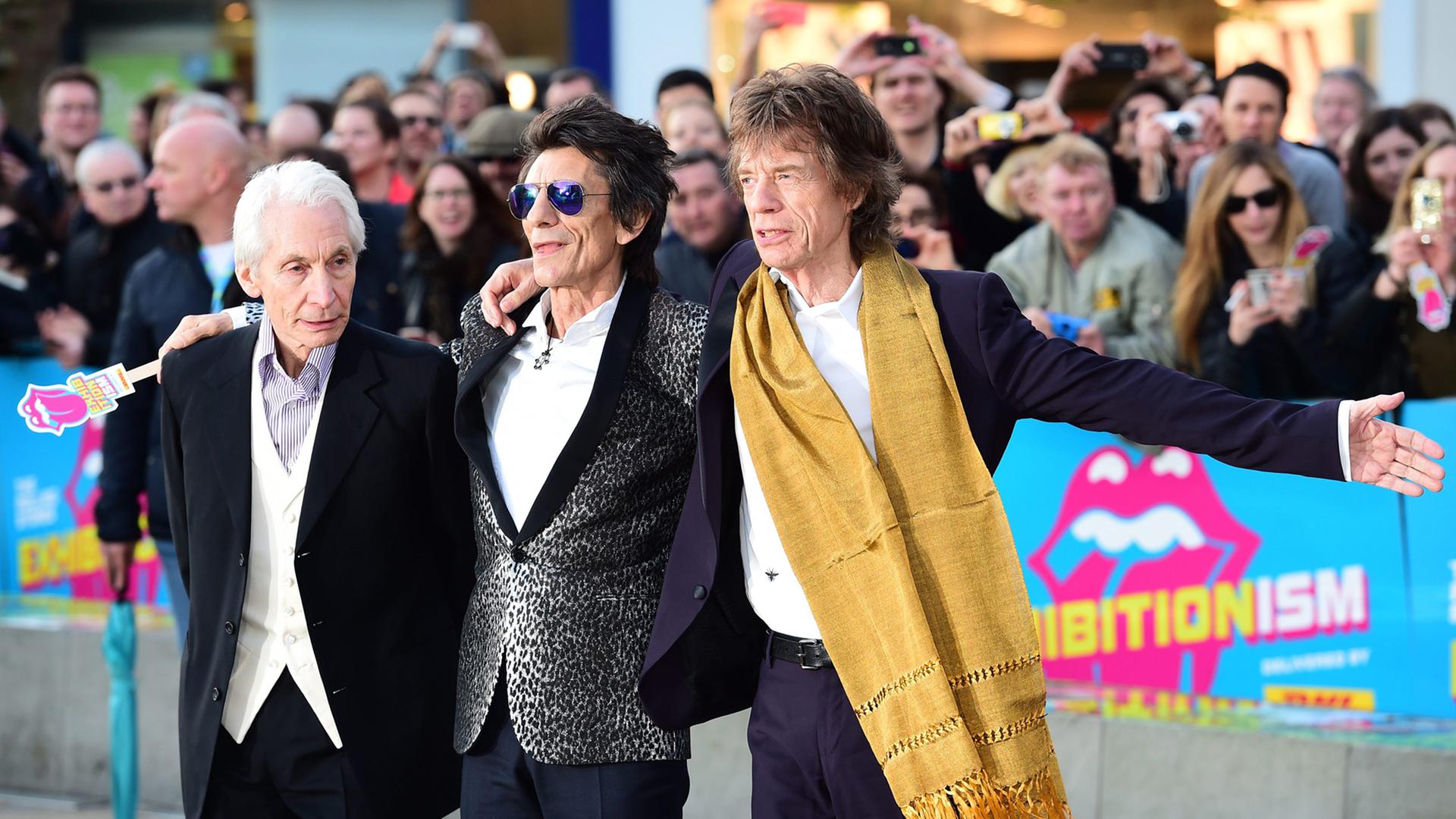 Von links nach rechts: Charlie Watts, Ronnie Wood und Mick Jagger bei der Eröffnungsgala in der Saatchi Gallery am 4. April 2016. Von links nach rechts: Charlie Watts, Ronnie Wood und Mick Jagger bei der Eröffnungsgala in der Saatchi Gallery am 4. April 2016.