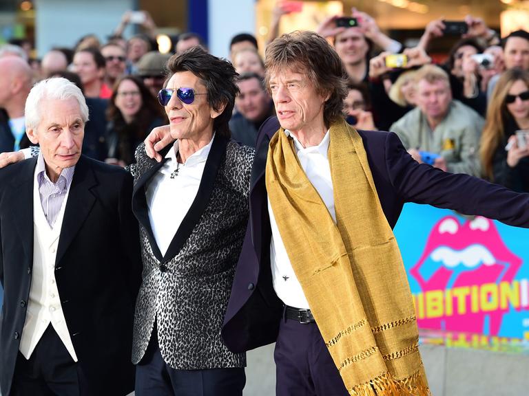 Von links nach rechts: Charlie Watts, Ronnie Wood und Mick Jagger bei der Eröffnungsgala in der Saatchi Gallery am 4. April 2016.