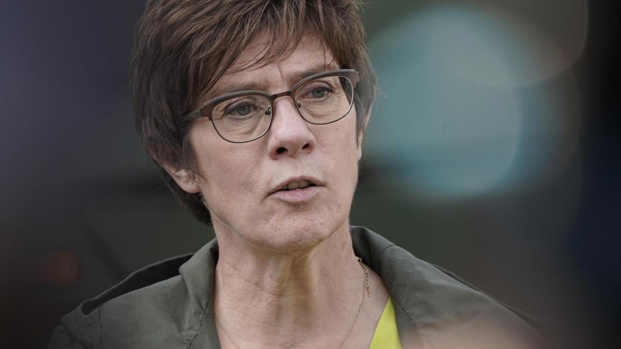 Bundesverteidigungsministerin Annegret Kramp-Karrenbauer (CDU) bei einem Besuch in einer Kaserne in Augustdorf Bundesverteidigungsministerin Annegret Kramp-Karrenbauer (CDU) bei einem Besuch in einer Kaserne in Augustdorf