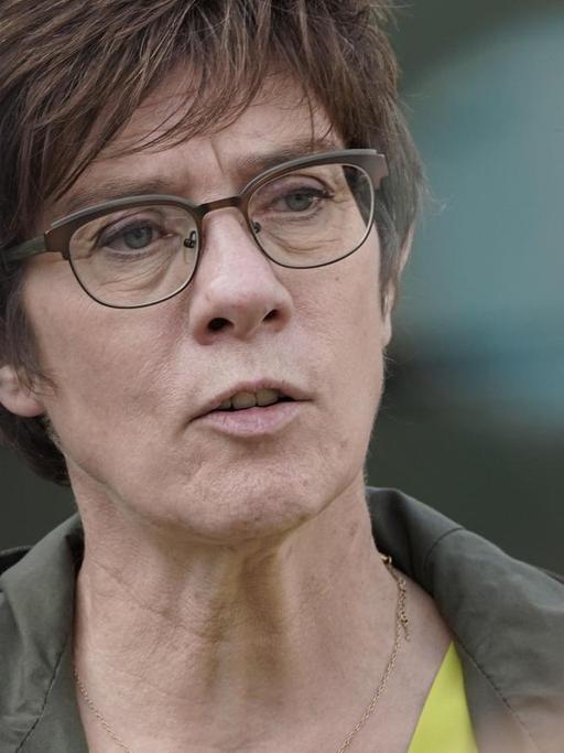 Bundesverteidigungsministerin Annegret Kramp-Karrenbauer (CDU) bei einem Besuch in einer Kaserne in Augustdorf