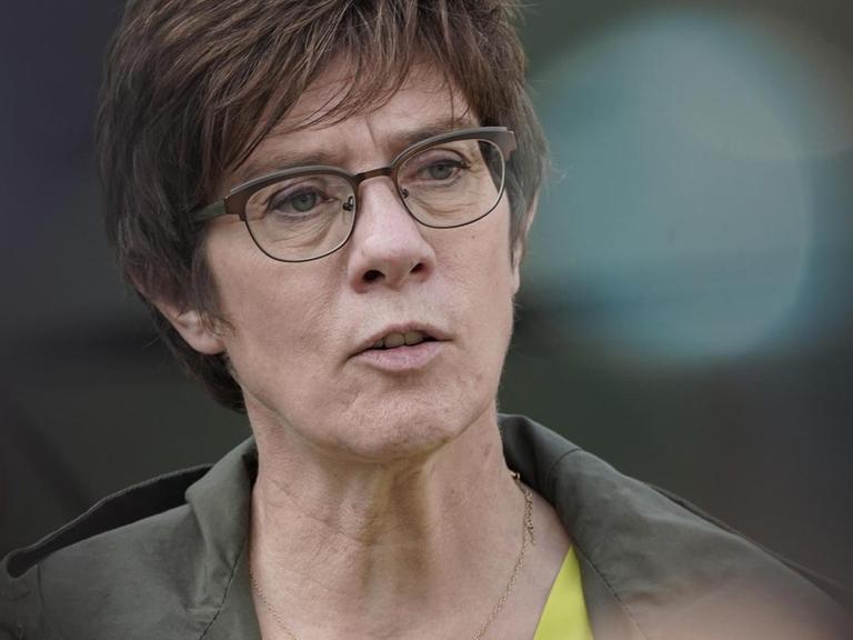 Bundesverteidigungsministerin Annegret Kramp-Karrenbauer (CDU) bei einem Besuch in einer Kaserne in Augustdorf