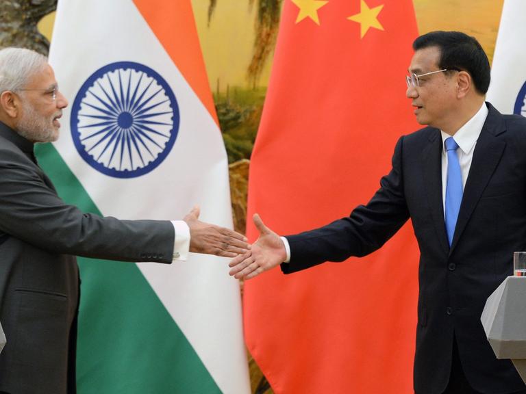 Indian Prime Minister Narendra Modi (L) shakes hands with Chinese Premier Li Keqiang (R) during a news conference at the Great Hall of the People in Beijing, China, 15 May 2015. The Indian leader is on an official visit, and is expected to meet with Chinese top officials to boost bilateral relations in economic and political matters.