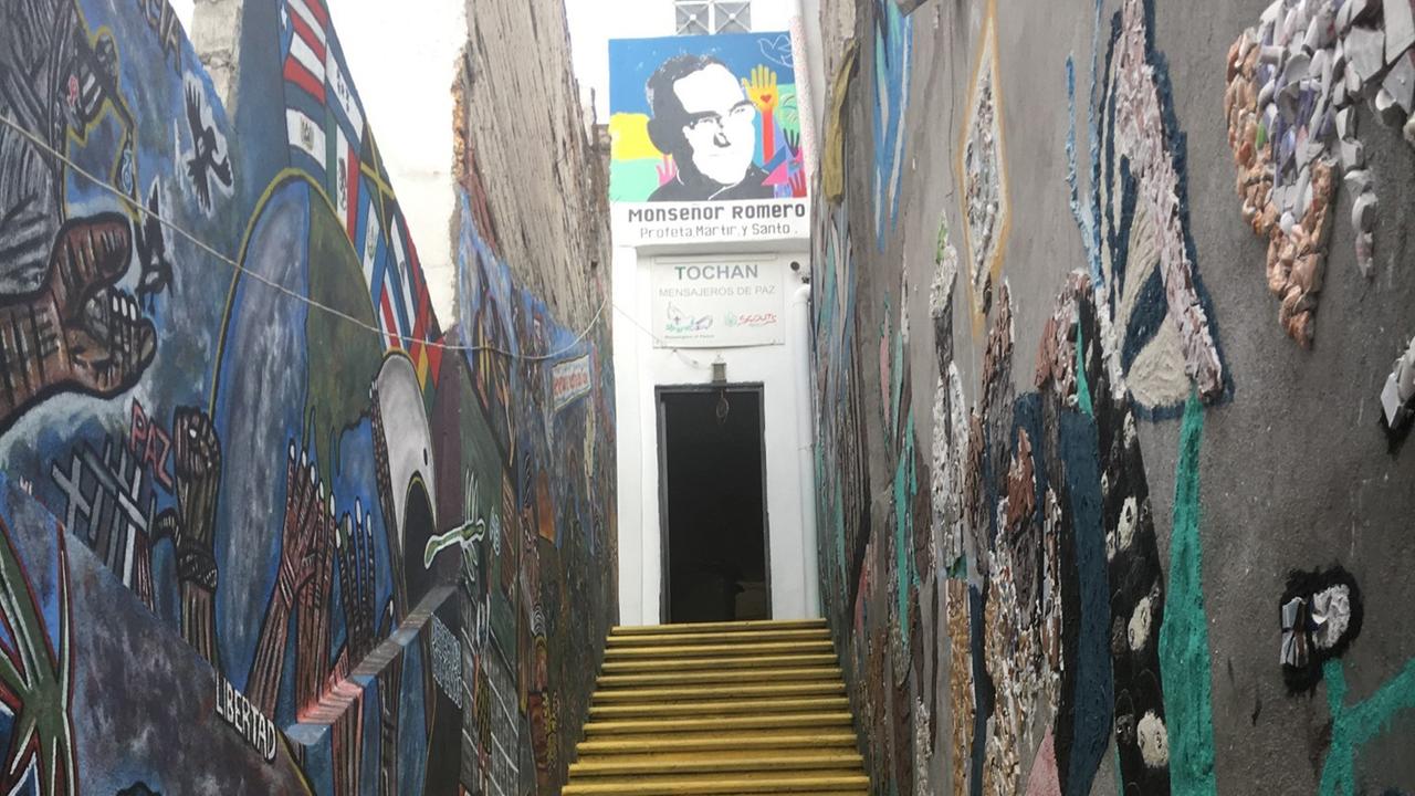 Treppen führen hinauf zum Eingang der Migrantenherberge  Casa Tochan in Mexiko-Stadt