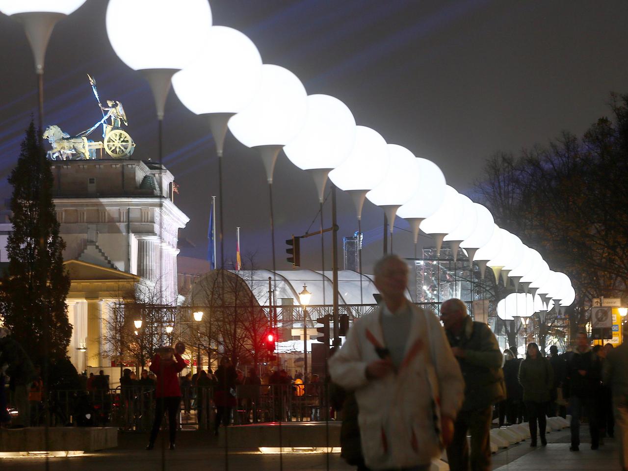 Zahlreiche Ballonstelen leuchten am 07.11.2014 entlang des ehemaligen Verlaufs der Berliner Mauer neben dem Brandenburger Tor in Berlin. Zahlreiche Ballonstelen leuchten am 07.11.2014 entlang des ehemaligen Verlaufs der Berliner Mauer neben dem Brandenburger Tor in Berlin.