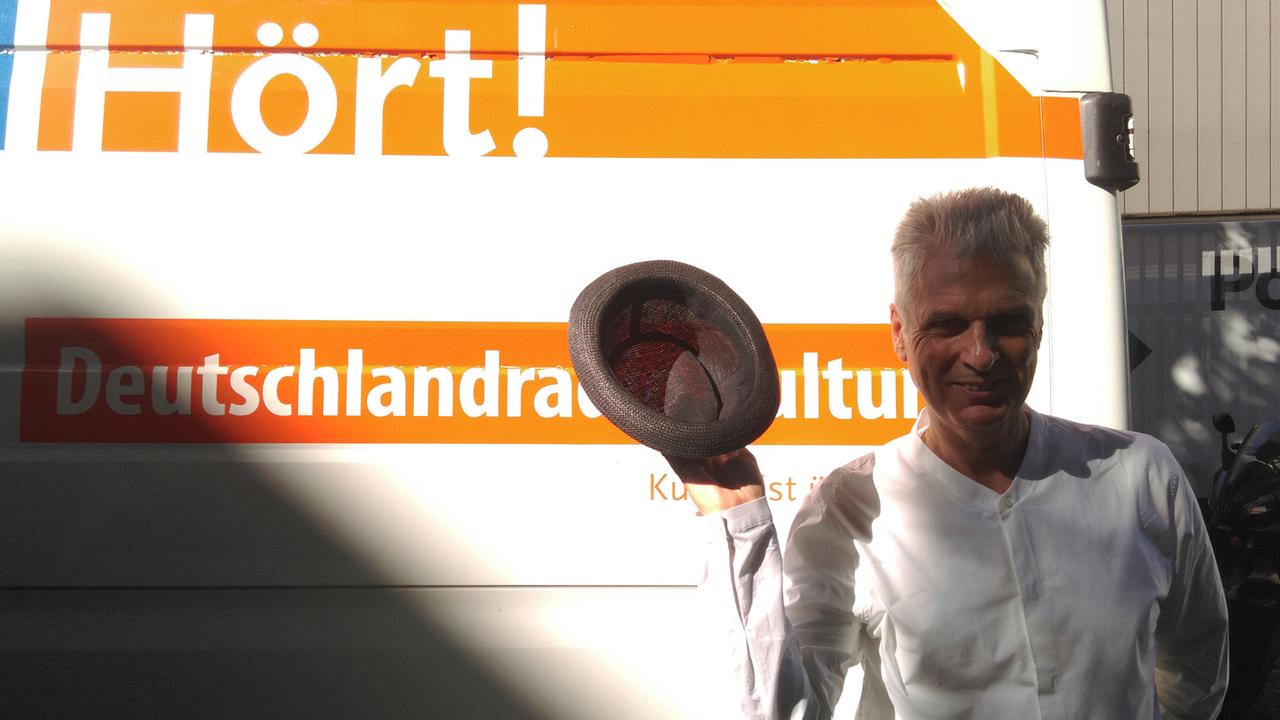 Der britische Pop-Experte Jon Savage am Ü-Wagen von Deutschlandradio Kultur Der britische Pop-Experte Jon Savage am Ü-Wagen von Deutschlandradio Kultur
