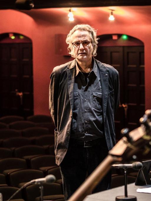 Friedrich Ani steht auf der Bühne bei den Proben für das Live Hörspiel von »The King Is Gone«.