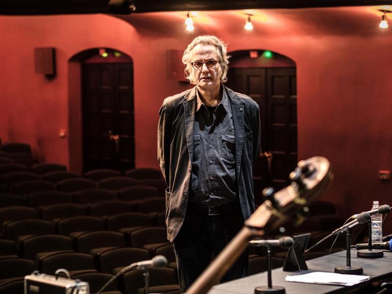 Friedrich Ani steht auf der Bühne bei den Proben für das Live Hörspiel von »The King Is Gone«.