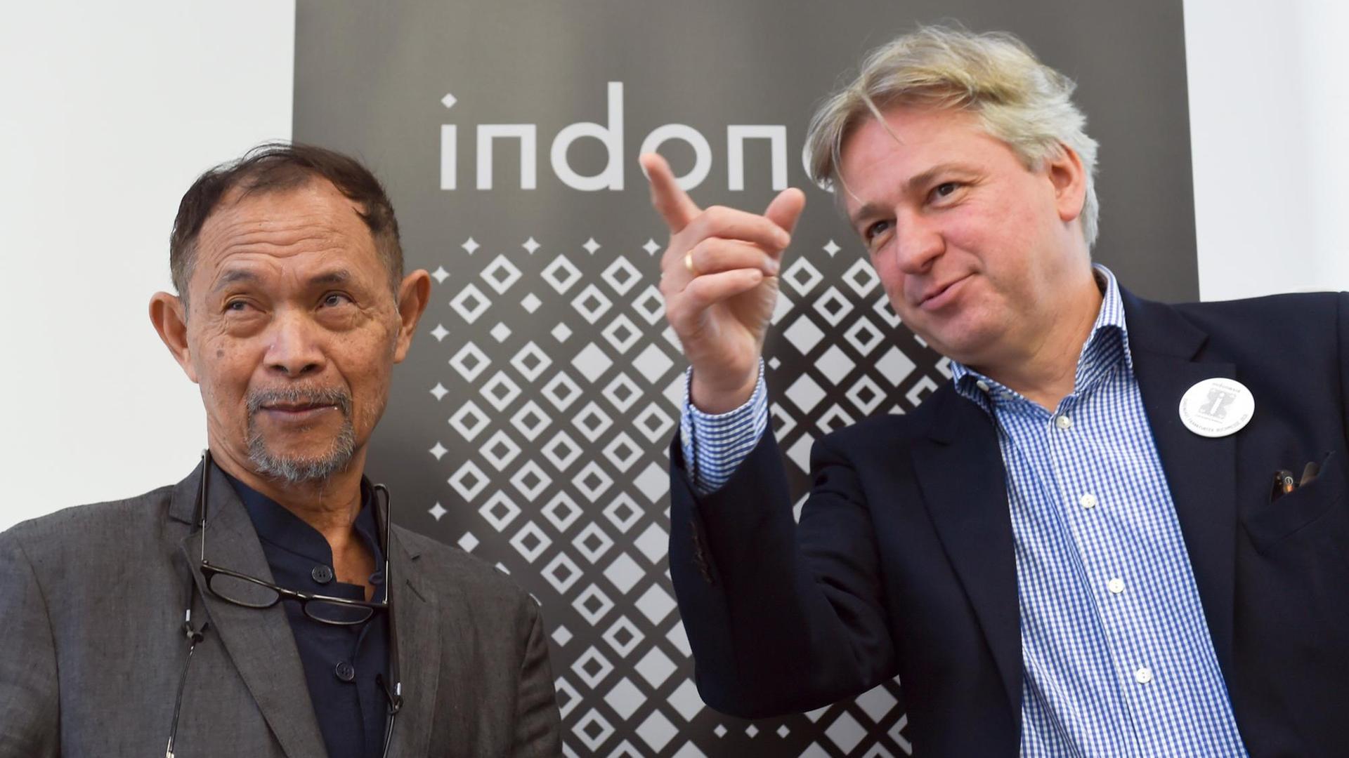 Der indonesische Autor Goenawan Mohamad mit dem Direktor der Buchmesse Jürgen Boos Der indonesische Autor Goenawan Mohamad mit dem Direktor der Buchmesse Jürgen Boos