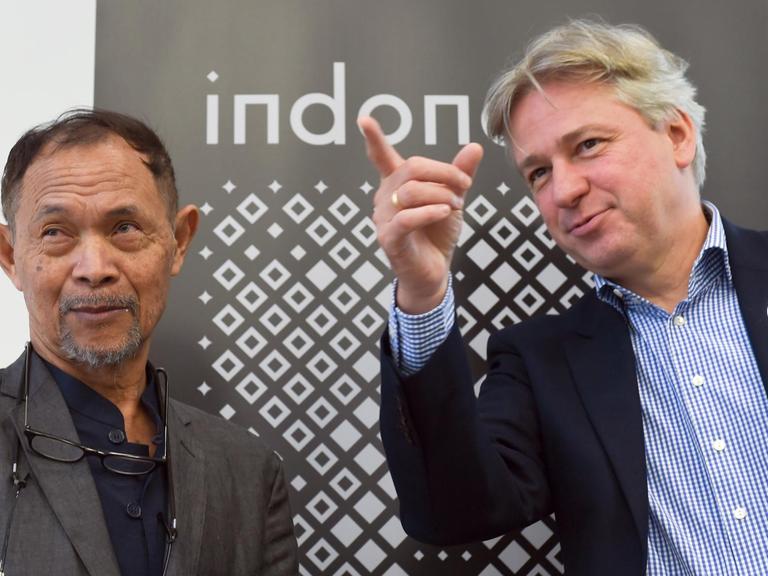 Der indonesische Autor Goenawan Mohamad mit dem Direktor der Buchmesse Jürgen Boos