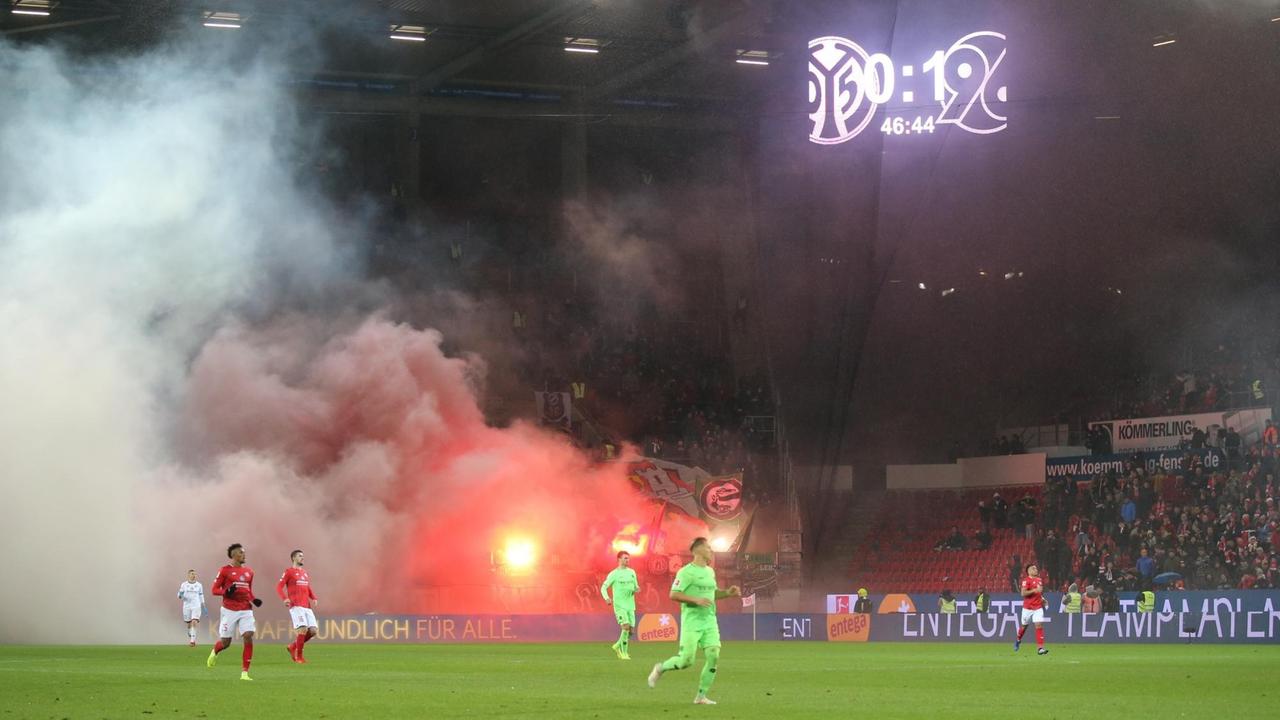 09.12.2018, Rheinland-Pfalz, Mainz: Fußball: Bundesliga, FSV Mainz 05 - Hannover 96, 14. Spieltag in der Opel-Arena. Hannover-Fans haben Pyrotechnik gezündet und provozieren einen Spielabbruch. 09.12.2018, Rheinland-Pfalz, Mainz: Fußball: Bundesliga, FSV Mainz 05 - Hannover 96, 14. Spieltag in der Opel-Arena. Hannover-Fans haben Pyrotechnik gezündet und provozieren einen Spielabbruch.