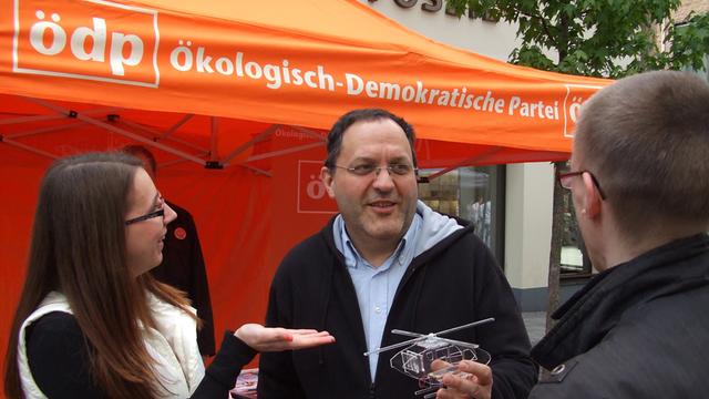 ÖPD-Kandidat Werner Roleff macht Wahlkampf in Köln