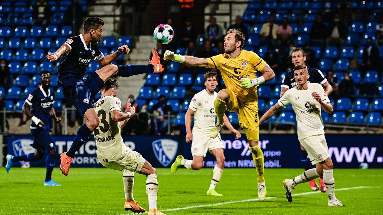 Robin Himmelmann faustet einen Ball vor einem heransspringenden Gegenspieler weg Robin Himmelmann faustet einen Ball vor einem heransspringenden Gegenspieler weg