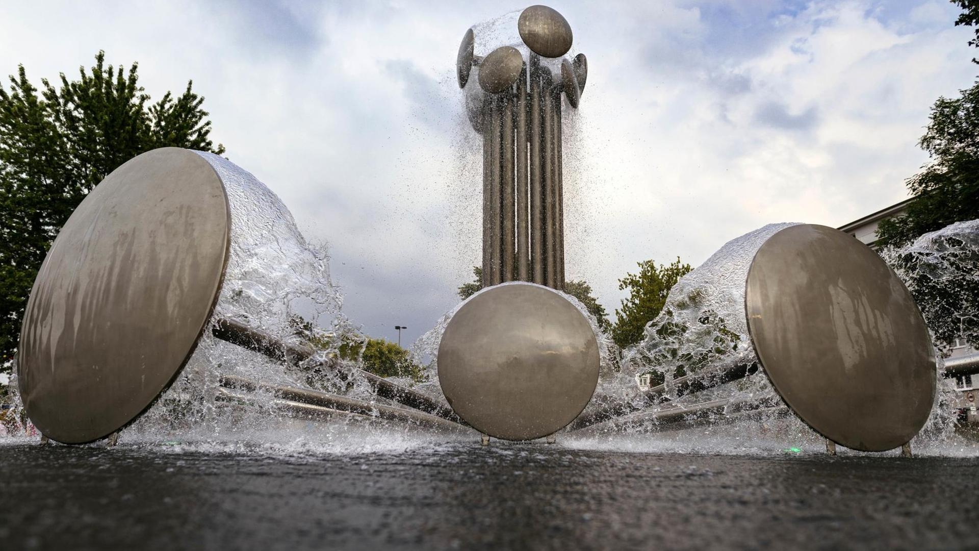 Besucher erfrischen sich am Brunnen auf dem Ebertplatz. Köln, 21.07.2018 | Verwendung weltweit Besucher erfrischen sich am Brunnen auf dem Ebertplatz. Köln, 21.07.2018 | Verwendung weltweit
