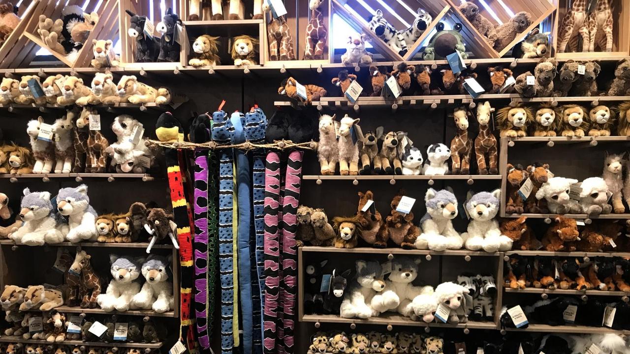 Der Souvenirshop in Noah's Ark - Stofftiere werden paarweise verkauft Der Souvenirshop in Noah's Ark - Stofftiere werden paarweise verkauft