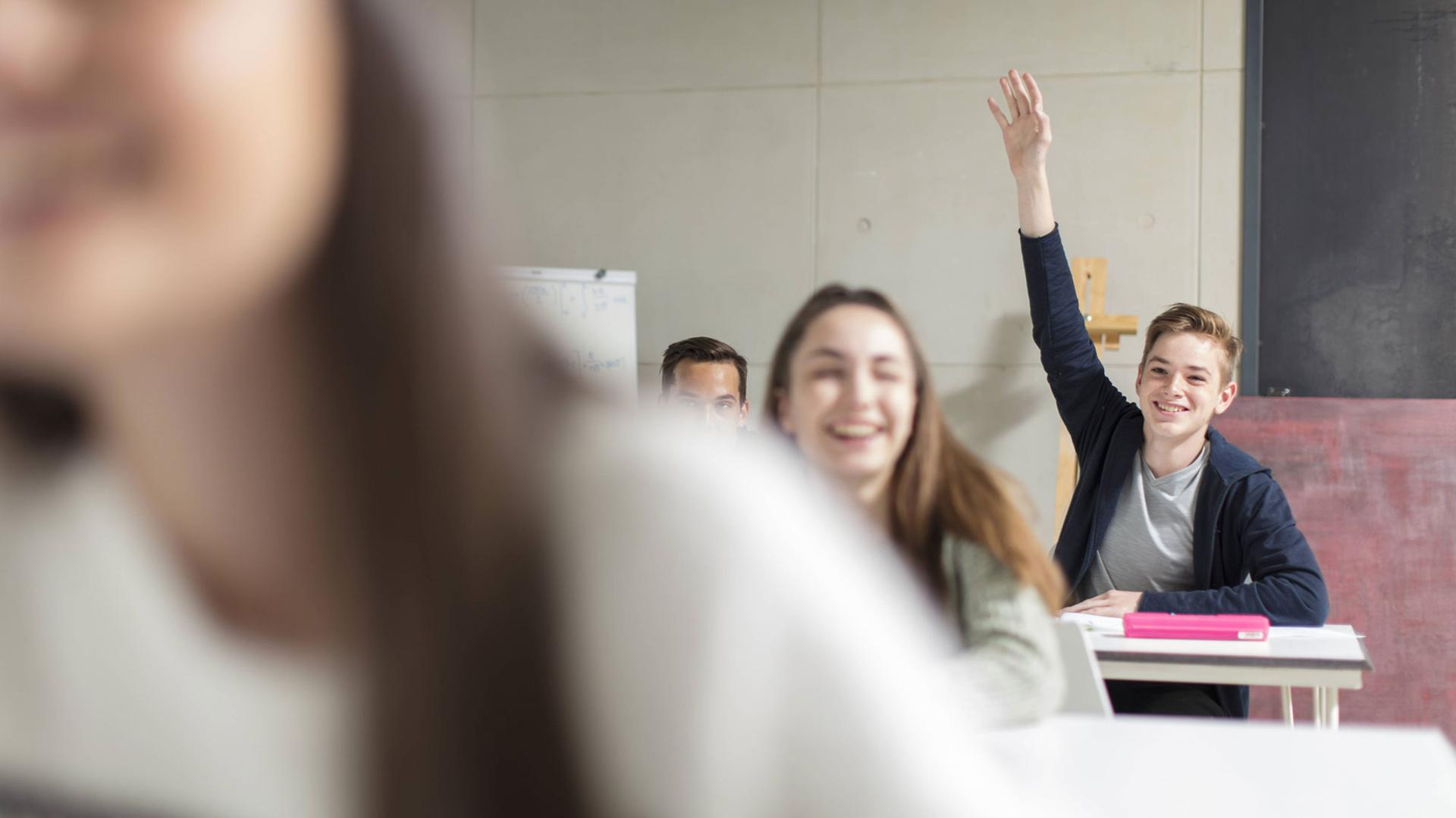 Schüler sitzen in einem Klassenraum. Schüler sitzen in einem Klassenraum.