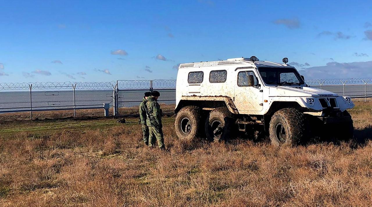 Russische Grenzsoldaten mit Militärfahrzeug an dem 60 Kilometer langen Grenzzaun zwischen der Krim und der Ukraine